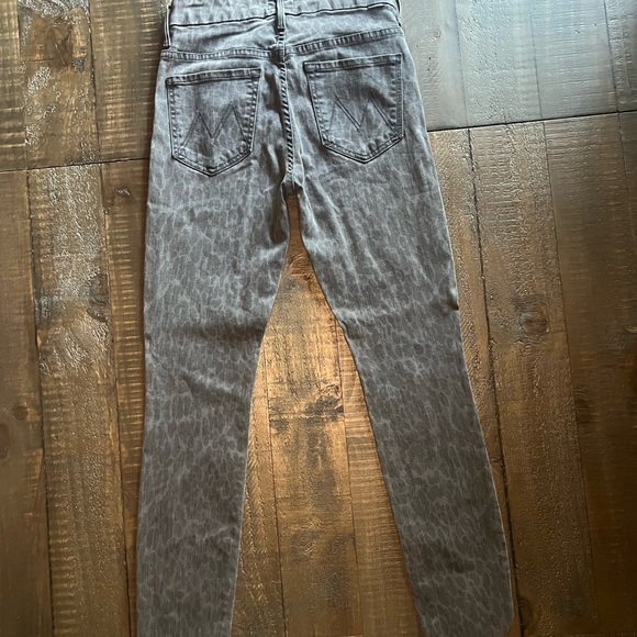 MOTHER Jeans High Waisted Looker, Bad Cat! Black Leopard Print, Size 26 - Picture 9 of 12